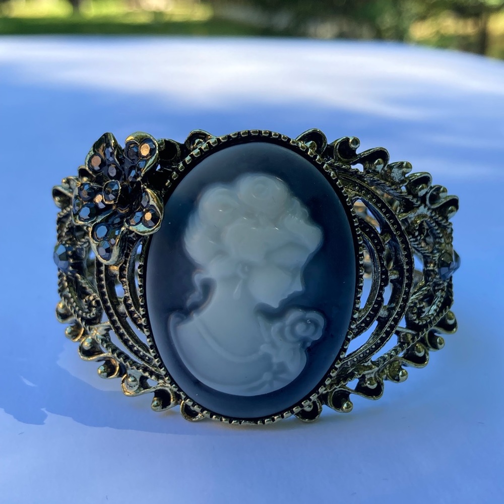 Vintage Style Bronze Alloy and Rhinestones Cameo Bangle Bracelet